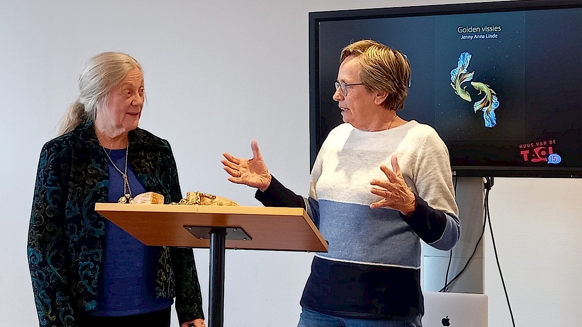 In een zaal van het Huus van de Taol in Beilen kreeg Hermien Haar het eerste exemplaar van ‘Golden Vissies’ van Jenny Anna Linde. Als kinderen van acht waren ze al dikke vriendinnen in Zuidwolde. En dat is zo gebleven.